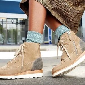 The Office of Angela Scott Mr. Harrison boots in tan suede – 39